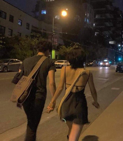 AidelZack's tweet photo. Marcher la nuit avec l’amour de ta vie c’est vraiment le meilleur moment ❤️ https://t.co/LCFgKbtlyI