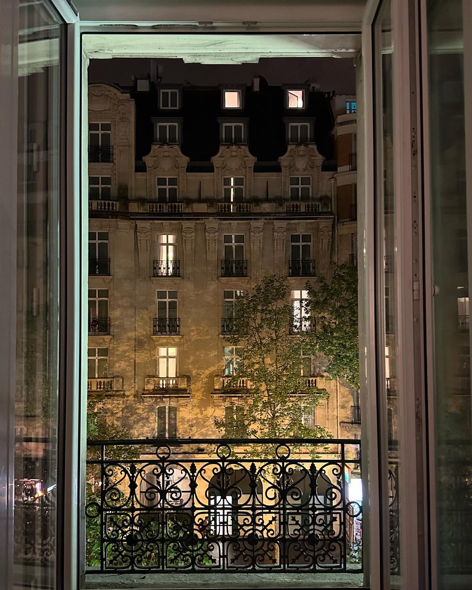 emiliadanile's tweet photo. will we meet in Paris? https://t.co/UlKs62MXvA