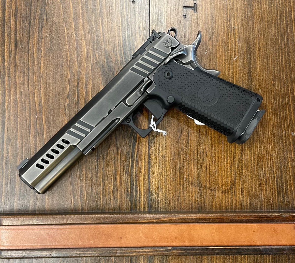 FloridaGunsFL's tweet photo. @NighthawkCustom Chairman 6 (9mm) with 6" Lightening Cut Slide
#NighthawkCustom #SouthFlorida #PrecisionShooting #Firearms #Pistols #EDC #NighthawkcustomChairman https://t.co/dY0R2FV4of