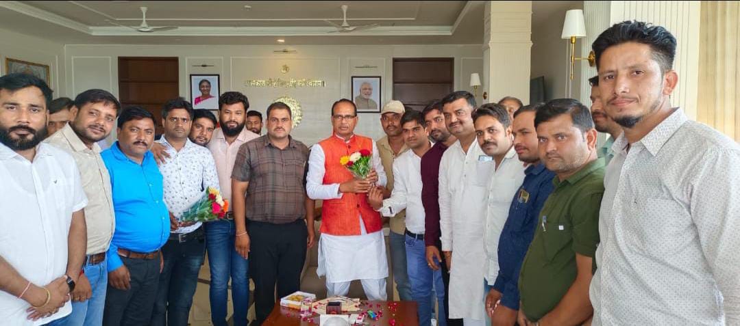 प्रदेश के मुखिया माननीय मुख्यमंत्री जी का विधायक जी के सानिध्य में मुख्यमंत्री निवास पहुँचकर ग्राम रोजगार सहायक संघ द्वारा आभार व स्वागत किया गया।