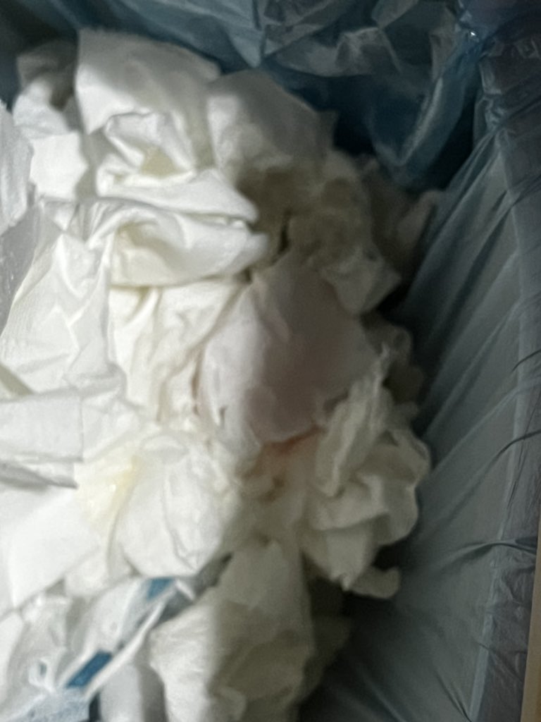 wx18843388's tweet photo. 早上上厕所看到垃圾桶一张淡粉色的纸
就猜到是老丈人扔的了
晚上回家悄悄检查了下床头柜
果然已经用掉了半盒
差不多一周一次 https://t.co/XqFd4ZwO6S