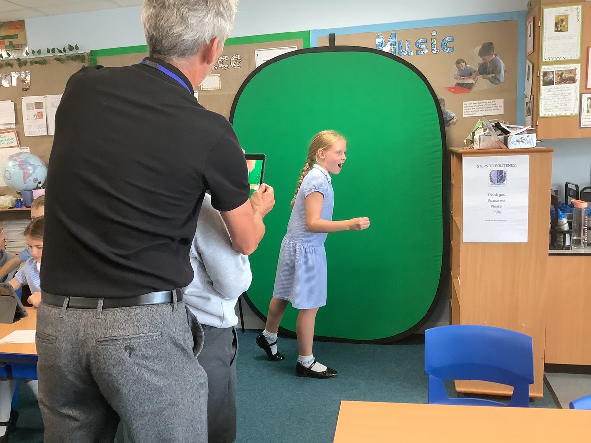 StAgnesY4's tweet image. We had a great session from gem education on internet safety . The children were excellent at using the green screen and key note to create their own posters on the SMART rules #stagnescomputing