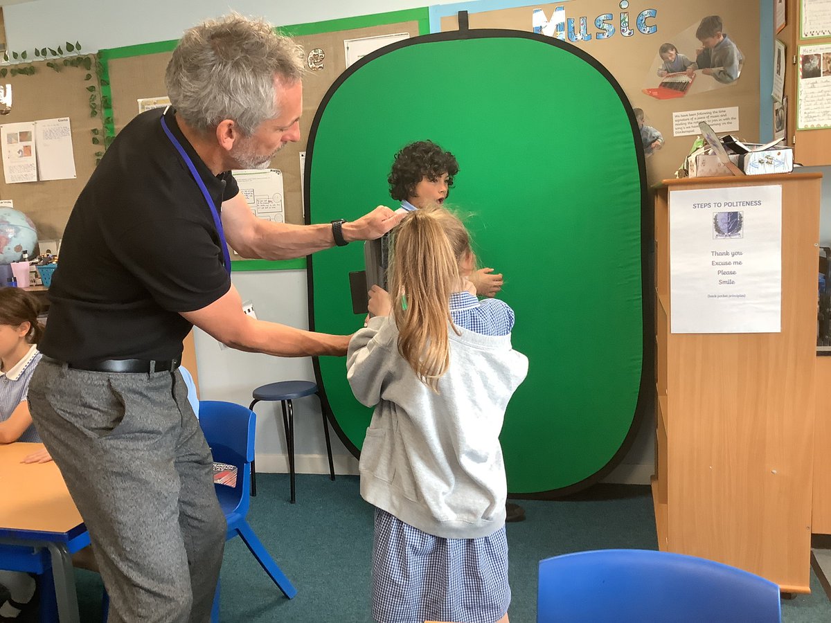 StAgnesY4's tweet image. We had a great session from gem education on internet safety . The children were excellent at using the green screen and key note to create their own posters on the SMART rules #stagnescomputing
