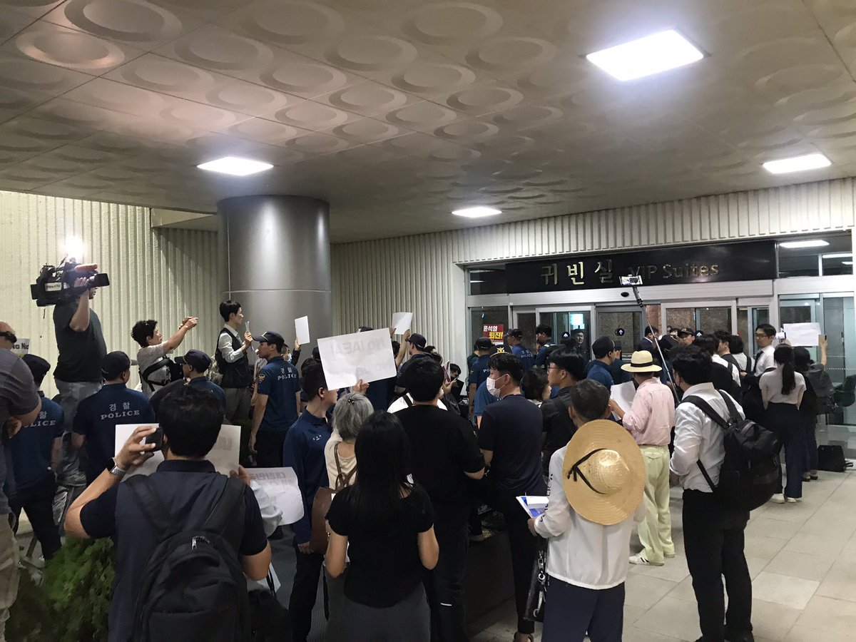 RTVfoundation's tweet photo. IAEA grossi is self-captured for 2hour in the Gimpo airport #AIEA #grossi #fukushima #agent_of_kisida https://t.co/tRdta7ybev