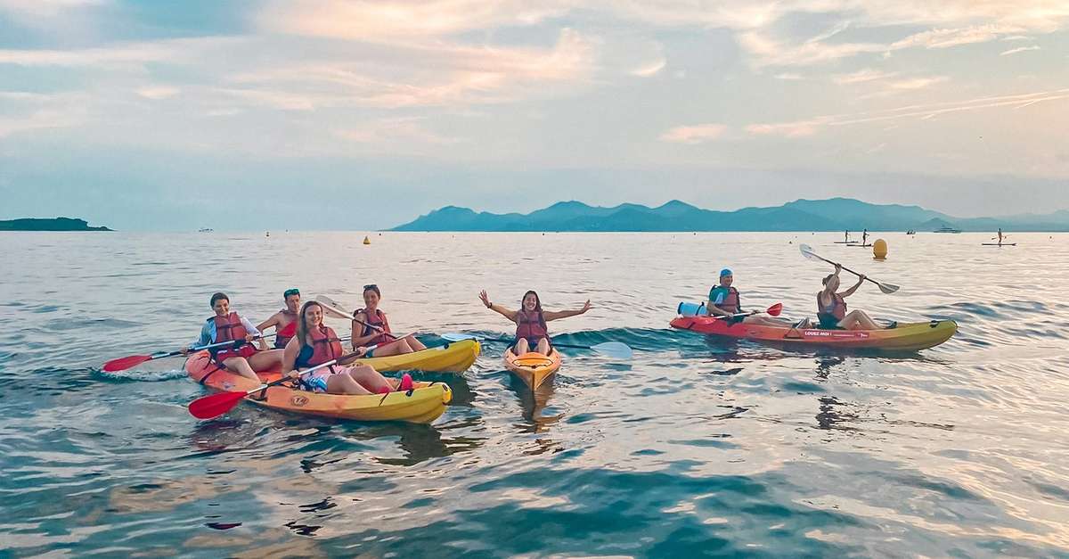 VisitCotedazur's tweet photo. 🚣‍♀️🍹 Savourez un apéro kayak aux Îles de Lérins ! Navigation en kayak, baignade et apéritif convivial sur l'île Ste Marguerite 👉 https://t.co/MgA1FsurZb 

Photos magnifiques au coucher du soleil garanties ! 🌅📸

#MicroAventures @AlpesMaritimes @Cannes_France #CotedAzurFrance https://t.co/GY3vv9bG2z