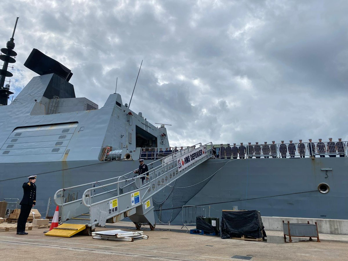 HMSDefender's tweet image. #CheerShip as Cdr Peter departs for @hmsdiamond, handing over to our XO, who will act as Senior Naval Officer. 
BZ and best of luck, Sir!

Next up: Upkeep and a rest for the mighty DEFENDER
2/2
