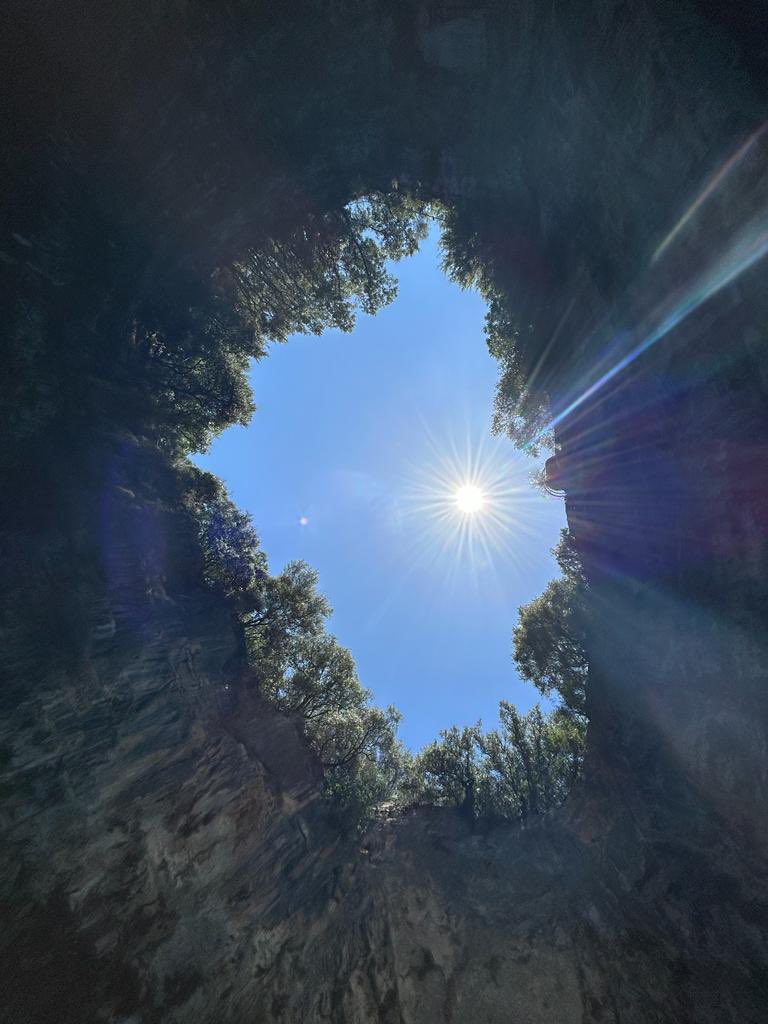 SampayoZabala's tweet photo. 📍Cueva Melissani.
La naturaleza decidió todo lo que se ve. Era una cueva subterránea hasta que un terremoto causó que una parte del techo colapsara y se formaran dos cámaras: una laguna natural de agua cristalina y otra con las estalactitas y estalagmitas intactas. https://t.co/x6Cp5HvxQQ