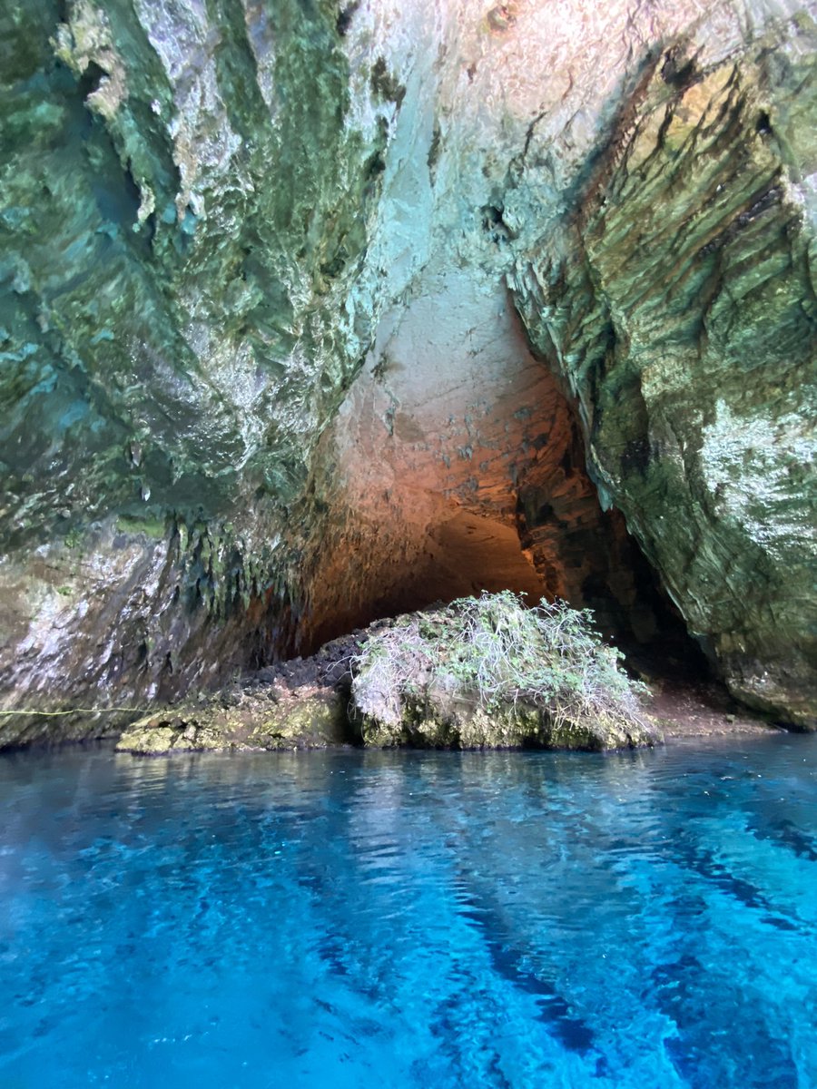 SampayoZabala's tweet photo. 📍Cueva Melissani.
La naturaleza decidió todo lo que se ve. Era una cueva subterránea hasta que un terremoto causó que una parte del techo colapsara y se formaran dos cámaras: una laguna natural de agua cristalina y otra con las estalactitas y estalagmitas intactas. https://t.co/x6Cp5HvxQQ