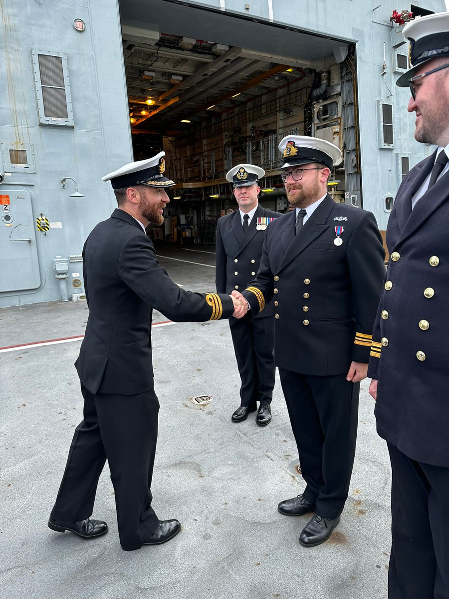 HMSDefender's tweet image. #CheerShip as Cdr Peter departs for @hmsdiamond, handing over to our XO, who will act as Senior Naval Officer. 
BZ and best of luck, Sir!

Next up: Upkeep and a rest for the mighty DEFENDER
2/2