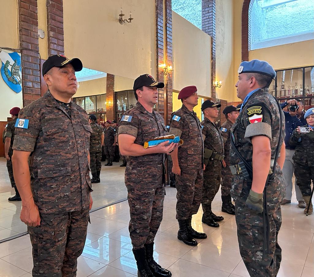 SrMindefGT's tweet photo. En representación del señor Presidente de la República @DrGiammattei, hice entrega de la Bandera Nacional al Comandante del XXIII Contingente de Fuerzas Especiales que será desplegado hacia la República Democrática del #Congo. https://t.co/EVyA1nf1dR