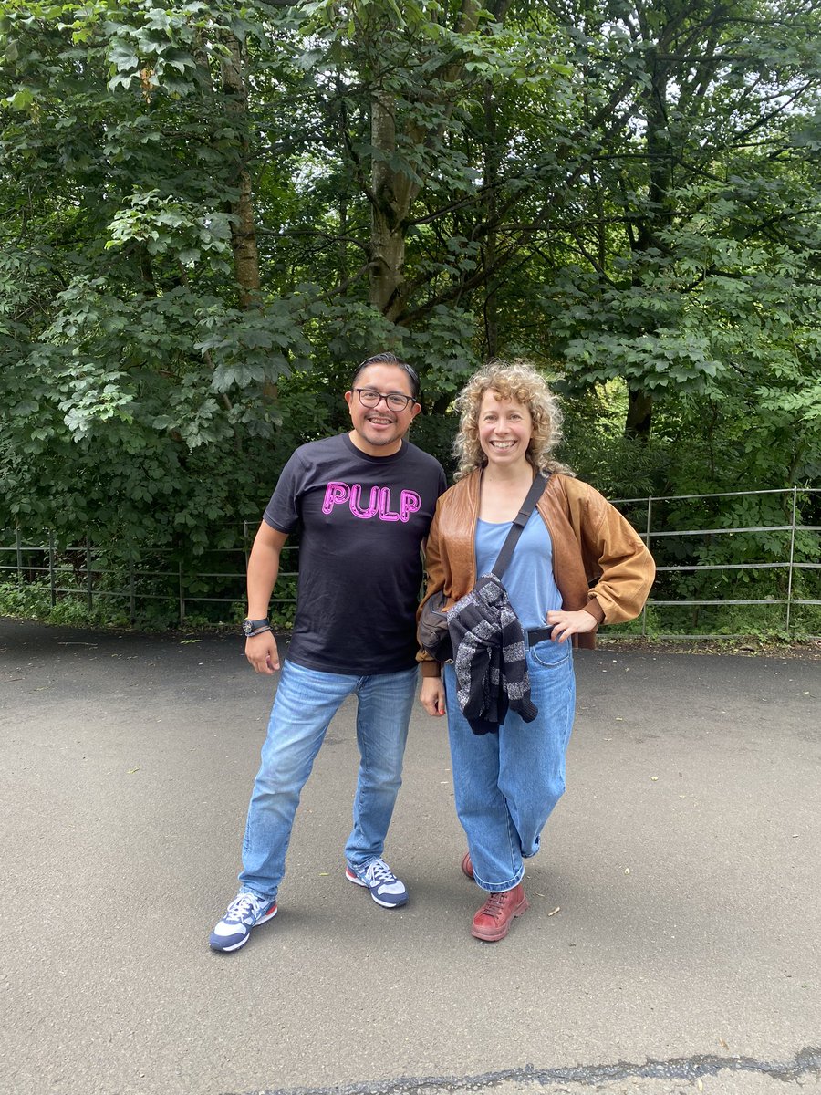 alexvazquez38's tweet image. Gogogogogoood morning powergang… hoy nos tomamos a Emma Smith (está tocando el violín y guitarra) caminando en un parque y pues es lo más cerca que he estado de Jarvis… ya traía el uniforme pal toquín de la noche  #TuPoderoso