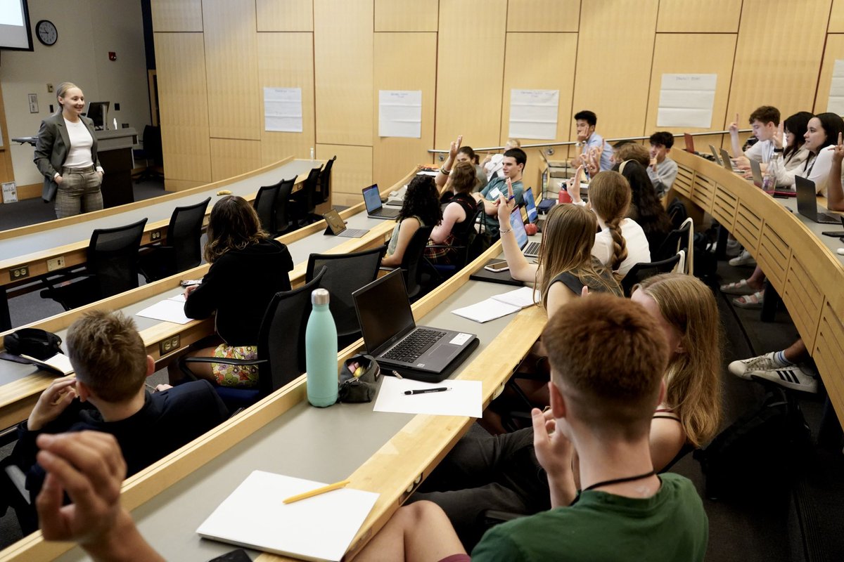 dianeljacks's tweet photo. Reliving the awesome conversations I got to have with this year’s #BenjaminFranklinTransatlanticFellows during last week’s lecture series about media and journalism! So grateful to @PurdueEDU for the opportunity 🙌 https://t.co/xAP9GVYqkZ