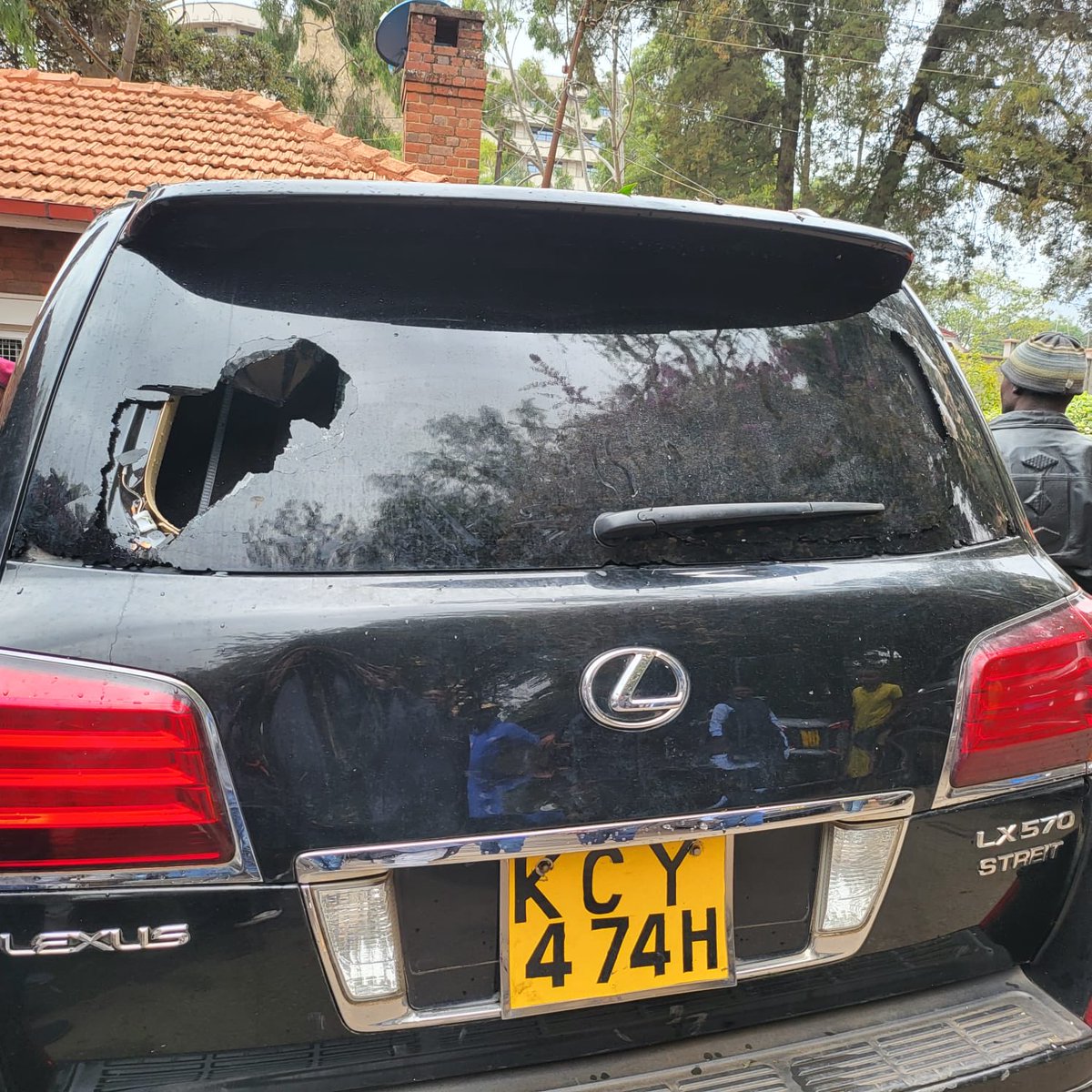 merctaurus's tweet image. Raila:I have survived an assassination attempt.
Jameni Hawa watu wanataka kumalisa baba y?