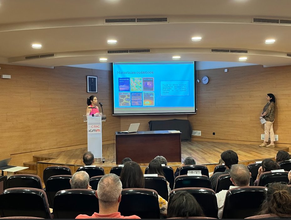 icmm_csic's tweet photo. 👏👏Nuestra @veounbeo ha recogido hoy uno de los premios #YoinvestigoyosoyCSIC del @DPE_CSIC
de videos de divulgación, de manos de @delPinoE
🥰 https://t.co/mkwMh73fVr