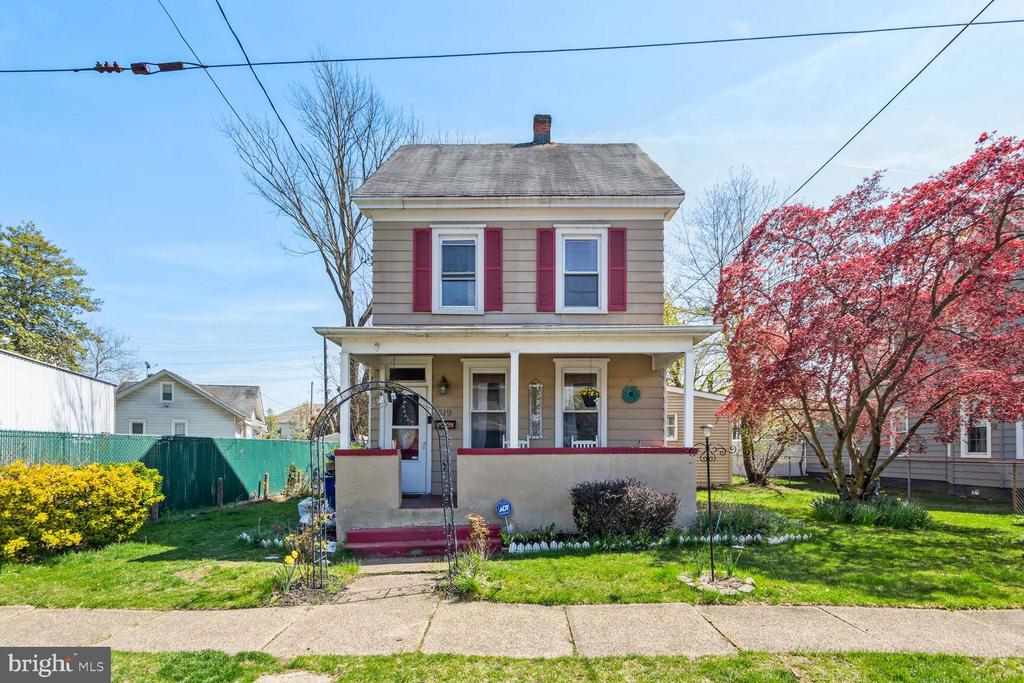 Ready for a change? This 4 BD/ 2 BA in Delanco won't be on the market long.  cpix.me/l/173123331