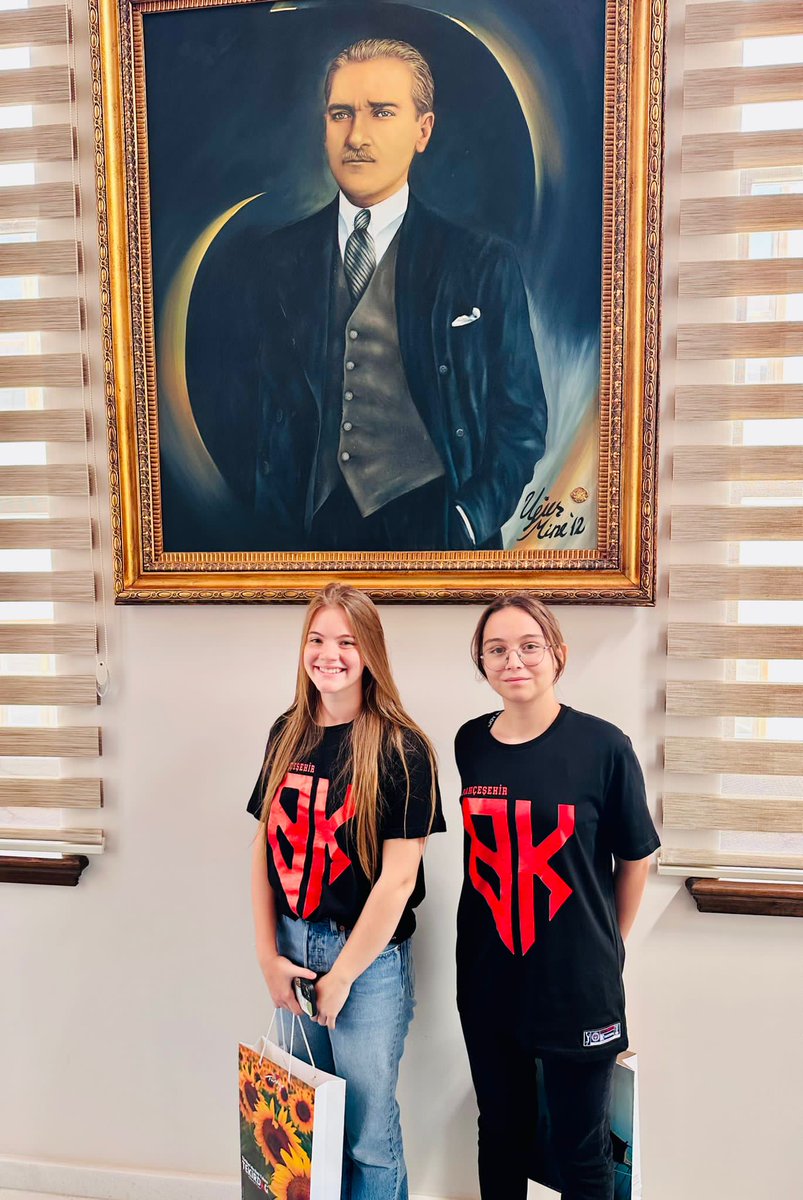 Tekirdağ Valisi Aziz Yıldırım LGS’de Türkiye 1.si olan öğrencileri kabul etti. 

Tekirdağ ilinde LGS’de tüm sorulara doğru yanıt vererek birinci olan üç öğrenciyi, ailelerini ve okul yöneticilerini kabul eden Vali Aziz Yıldırım öğrencileri ödüllendirdi.