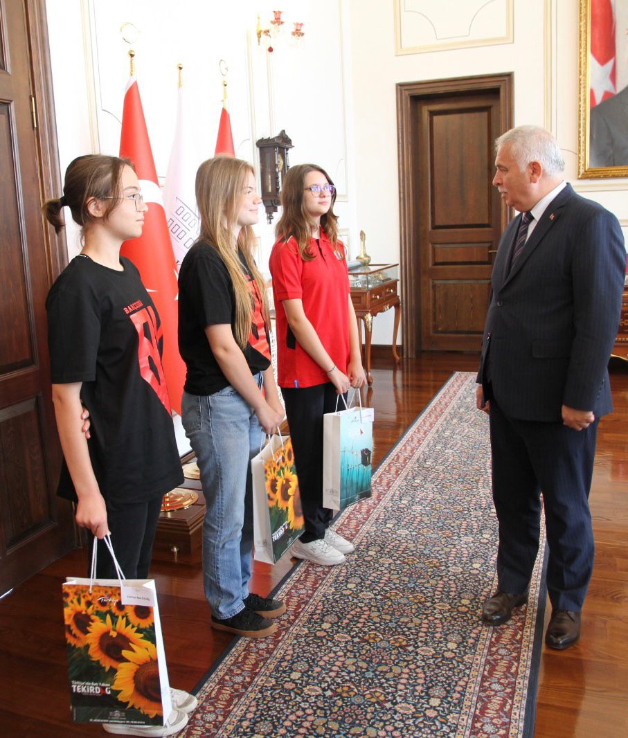 corlubk's tweet photo. Tekirdağ Valisi Aziz Yıldırım LGS’de Türkiye https://t.co/sRZ3f12EjP olan öğrencileri kabul etti. 

Tekirdağ ilinde LGS’de tüm sorulara doğru yanıt vererek birinci olan üç öğrenciyi, ailelerini ve okul yöneticilerini kabul eden Vali Aziz Yıldırım öğrencileri ödüllendirdi. https://t.co/UmMiCfRo5r