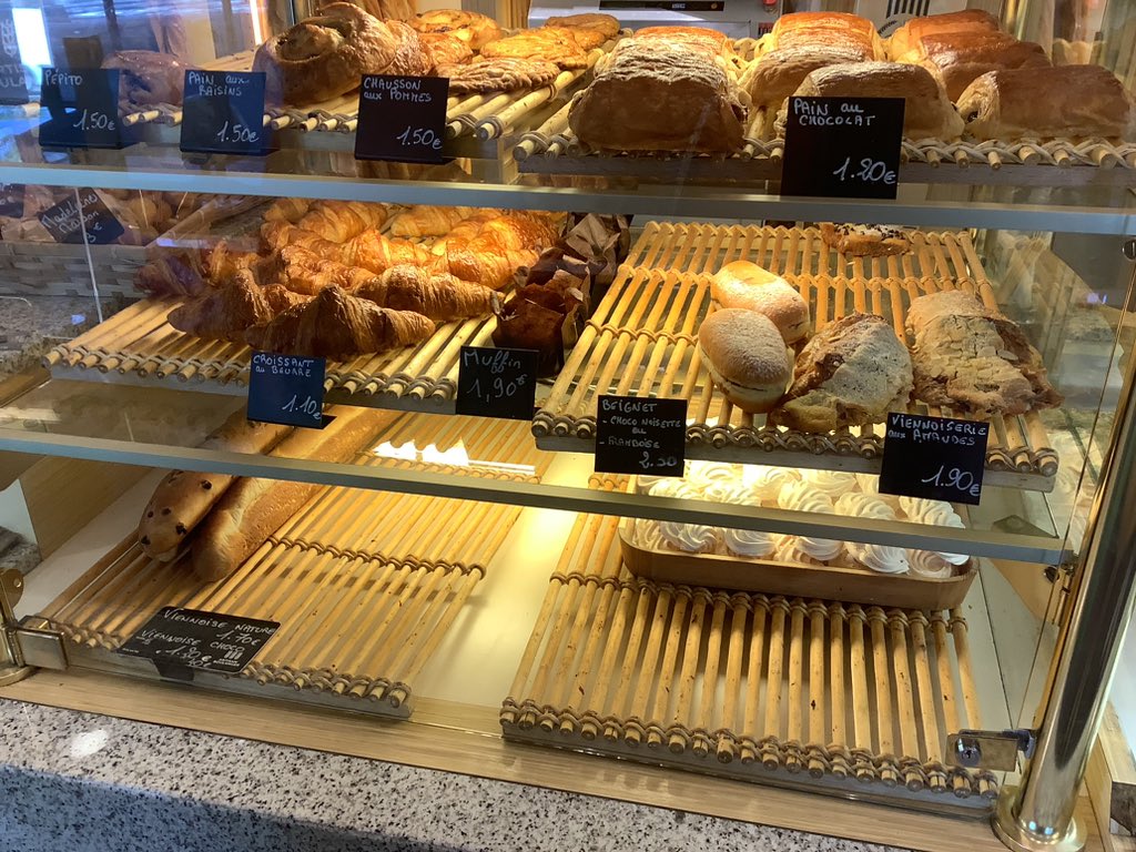 Deuxième visite à la boulangerie - délicieux! 🇫🇷😋👌🏽🧁🥧🥮🥐🥖🍰