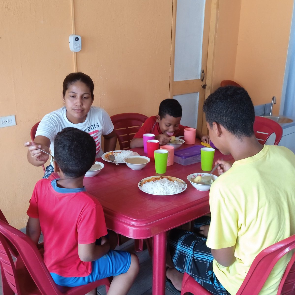 Acobag2's tweet photo. Familias en movilidad humana disfrutan de un almuerzo en el Comedor Comunitario Los Caminantes gracias al aporte de BdA Diakonia https://t.co/vkdWpj9BvK