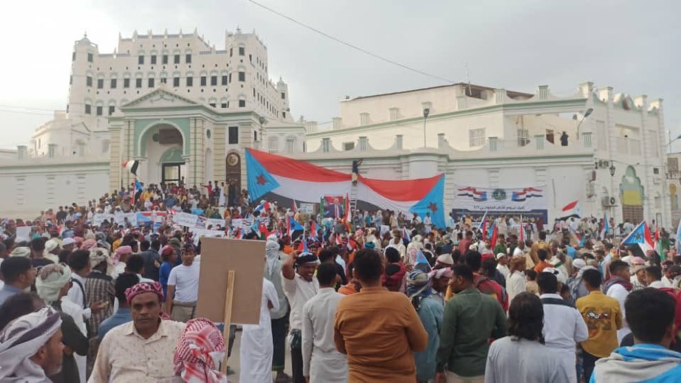 لا يحاول إفشال أي تجمع واحتشاد شعبي مدني مسالم إلا من خسر الشعب.
إرادة الشعوب لا يزيدها القهر إلا صلابة، وإراقة الدماء لاتخمدها بل تذكي الثورات، هكذا التاريخ يقول.