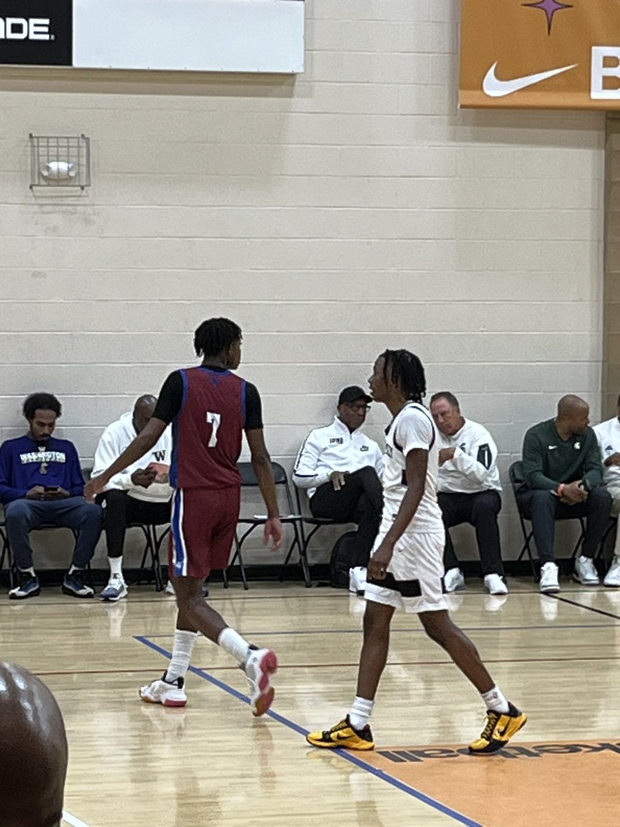 PointForwardPro's tweet image. (The Family 15’s) 2026 PG Jordan Sigmon is crafty tough shot making lefty with a serious offensive arsenal #PeachJam