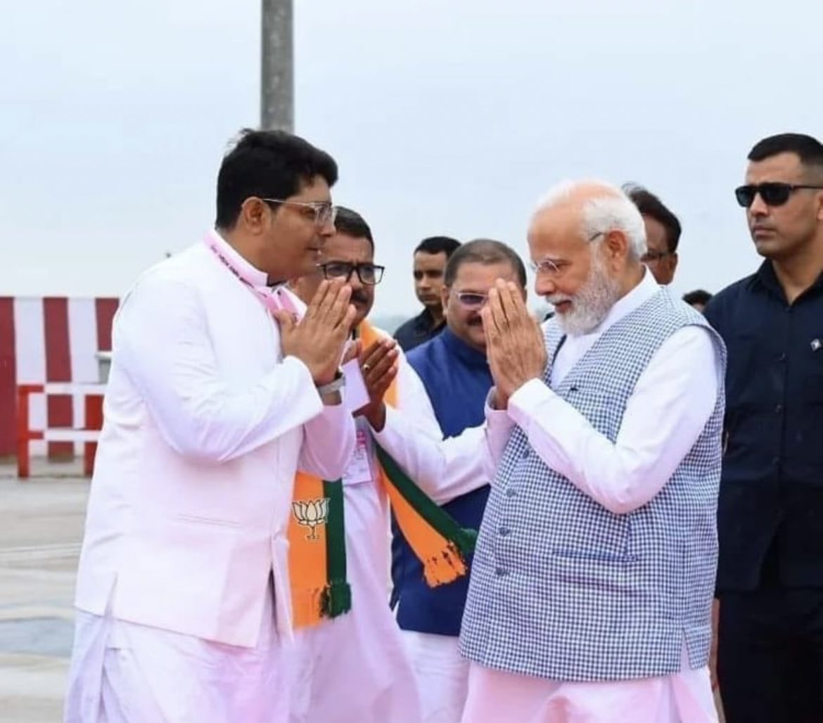 Divyansh_BJYM's tweet photo. जिस प्रियंका के लिए
सड़को को गुलाब से पाट दिया था,
जिस के लिए रायपुर हो होर्डिंगपुर बना दिया था,
उसके बाद भी वहाँ केवल धक्का मिला ?
आज जिस शिष्टाचार से मोदी जी आपसे मिले हैं उतने सम्मान से कभी प्रियंका वाडरा आपसे नहीं मिली होगी ।
यह होते हैं अपने अपने संस्कार ।
#ModiInRaipur https://t.co/y4FwcarDZW
