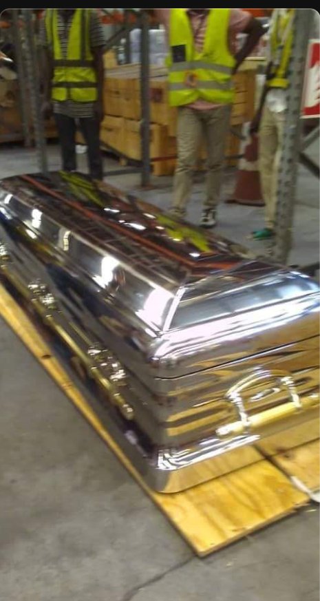 LiteTv_Ng's tweet photo. The landing fee for the coffin for the burial of Otunba Subomi Balogun is *#15m* (Fifteen Million Naira Only)
ME: 15m pere!!
#threads #TwitterDown #twitterandthreads #arsenal #potter #fcmb #davido https://t.co/DLCwozQKSm