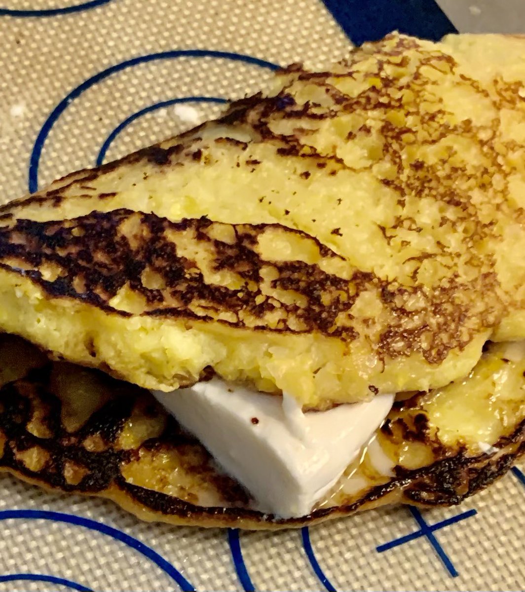 miropopiceditor's tweet photo. La cachapa y el queso
se fueron al campo un día
sobre un budare encendido
consumaron su pasión
para ofrecer con su unión
la más perfecta armonía
donde más pudo el sabor
que el amor que se tenían. https://t.co/k3zQEXzzEy