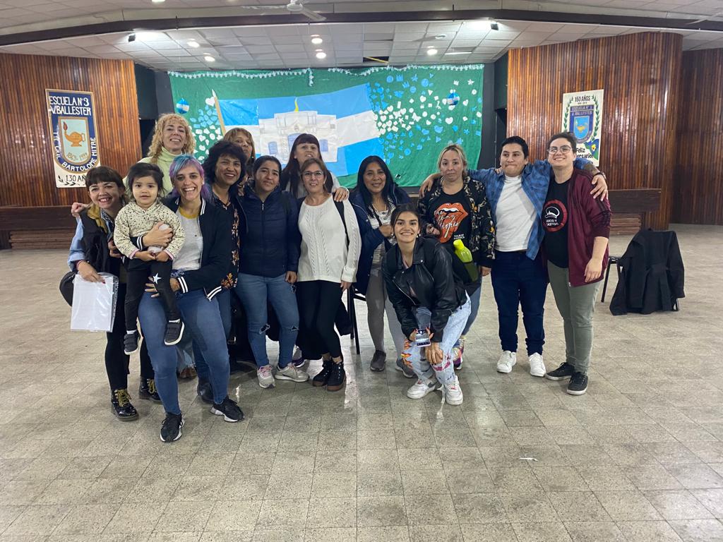 consejo_sm's tweet photo. Realizamos el acto de cierre de cuatrimestre del programa FINES sede Consejo Escolar.

Hubo muestra de Arte, lectura de cuentos, poesías colectivas, presentación de los trabajos realizados, entrega de reconocimiento a quienes egresaron y un gran cierre a cargo de 1ero 1era https://t.co/6nVLtCbUS4