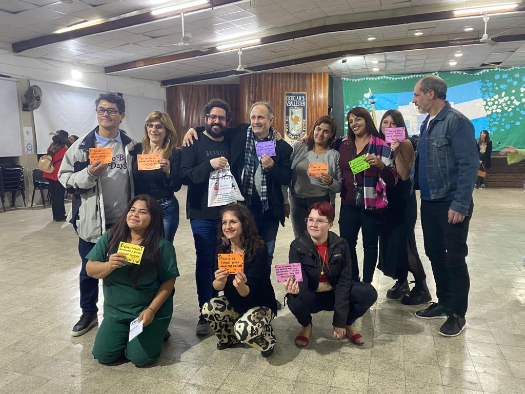 consejo_sm's tweet photo. Realizamos el acto de cierre de cuatrimestre del programa FINES sede Consejo Escolar.

Hubo muestra de Arte, lectura de cuentos, poesías colectivas, presentación de los trabajos realizados, entrega de reconocimiento a quienes egresaron y un gran cierre a cargo de 1ero 1era https://t.co/6nVLtCbUS4