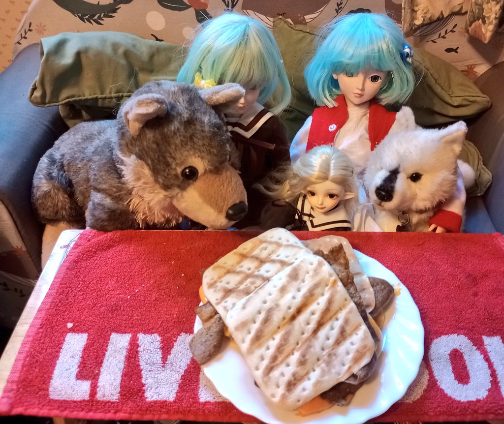 mcsurfie_girls1's tweet photo. The gang have a new treat, toasted kebab 🥙 meat and cheese 🧀@Warburtons #thins. https://t.co/lRd0vx8Xls