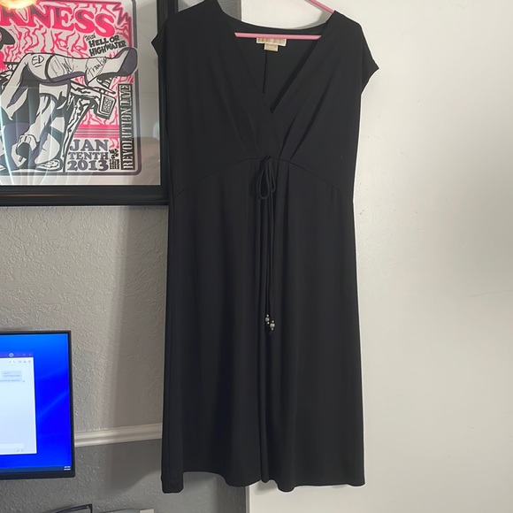 jakhot10's tweet photo. So good I had to share! Check out all the items I'm loving on @Poshmarkapp #poshmark #fashion #style #shopmycloset #forever21 #champion #michaelmichaelkors: https://t.co/m9N8tNRISS https://t.co/w3ibGUrhoW