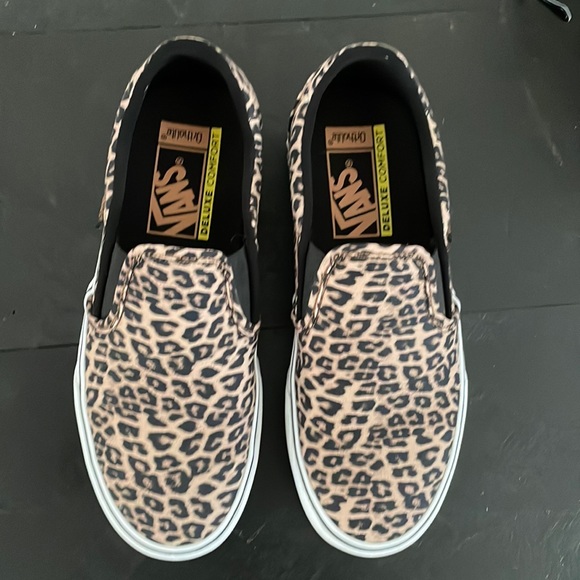 eabe222's tweet photo. So good I had to share! Check out all the items I'm loving on @Poshmarkapp #poshmark #fashion #style #shopmycloset #unbranded #vans #rockstarenergy: https://t.co/VKp2u19Zpz https://t.co/5F2u7Uss13