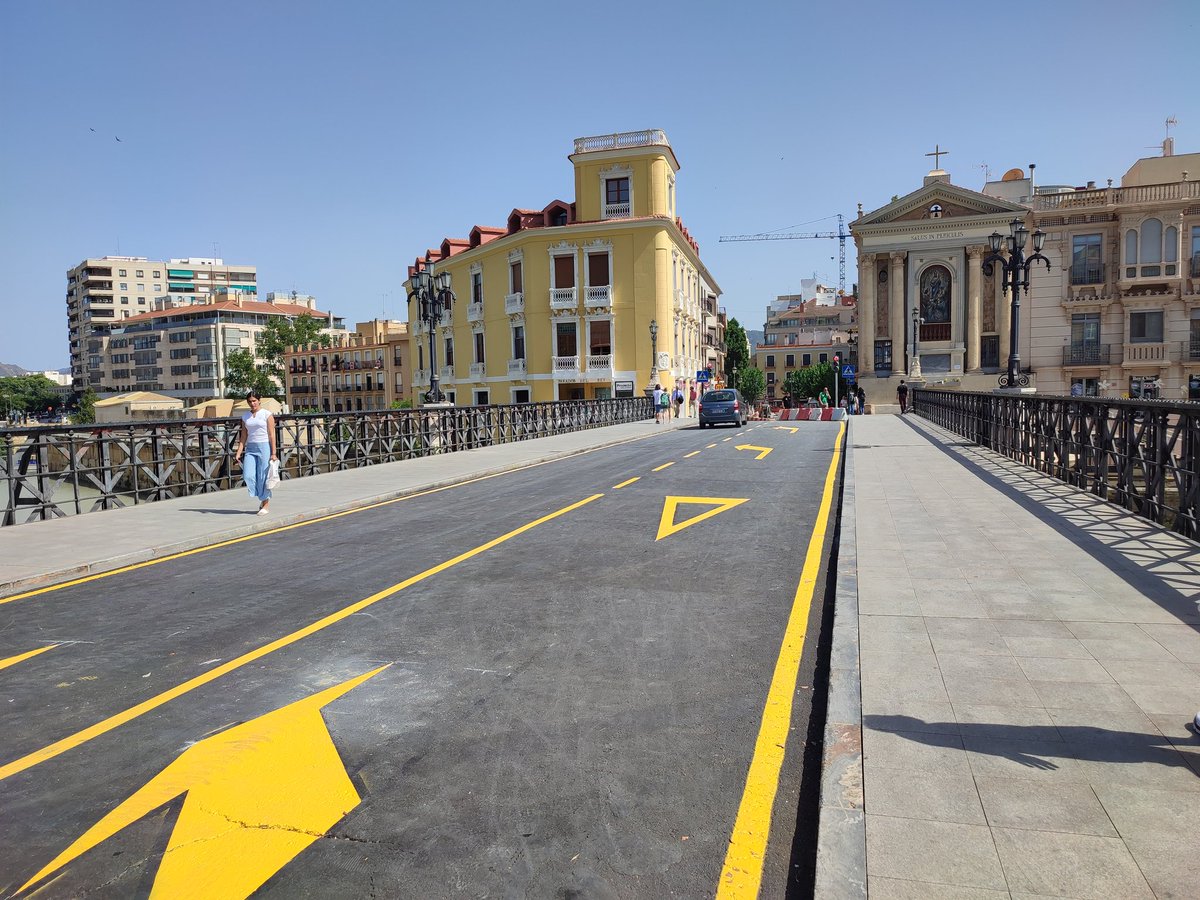 AytoMurcia's tweet photo. El Ayuntamiento abre al tráfico el Puente Viejo

La decisión adoptada viene sustentada en los criterios técnicos aportados por la dirección de obra y en las aportaciones trasladadas por los integrantes del Comité de Expertos en Movilidad

ℹ️ https://t.co/rIrw6eEREW https://t.co/VfyRolM2BO