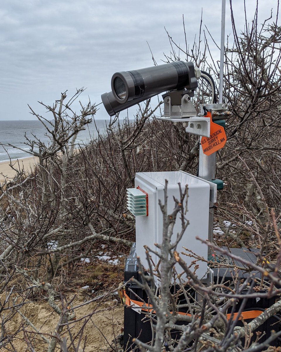 It's #FieldWorkFriday! Even when our scientists aren't out in the field collecting data on-the-ground, our teams collect observations via our network of #CoastCams! 📽️

Check out the list of #USGS CoastCams &amp; access data on our *new* web page: ow.ly/Nw9B50P5v0x ⬅️
