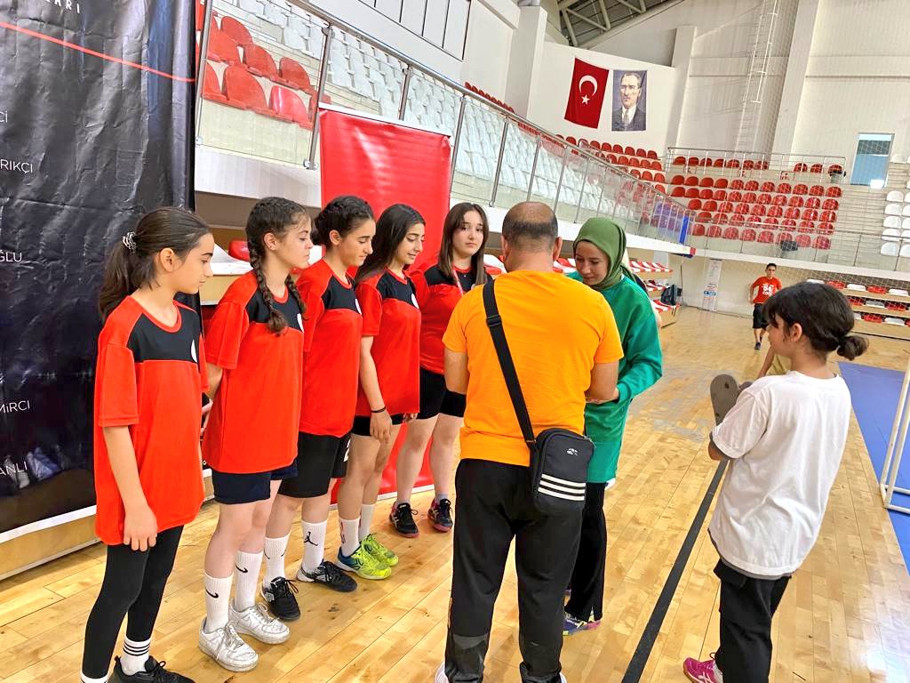 GSB_Gaziantep's tweet photo. Batman'da düzenlenen #2023AnadoluYıldızlarLigi Osman Bayrakdar Sezonu Badminton Grup Müsabakalarında, #Gaziantep Badminton takımımız grubu lideri olarak tamamlayıp çeyrek finale katılmaya hak kazandı.
Tebrikler...👏 https://t.co/zMpFdlOhv8
