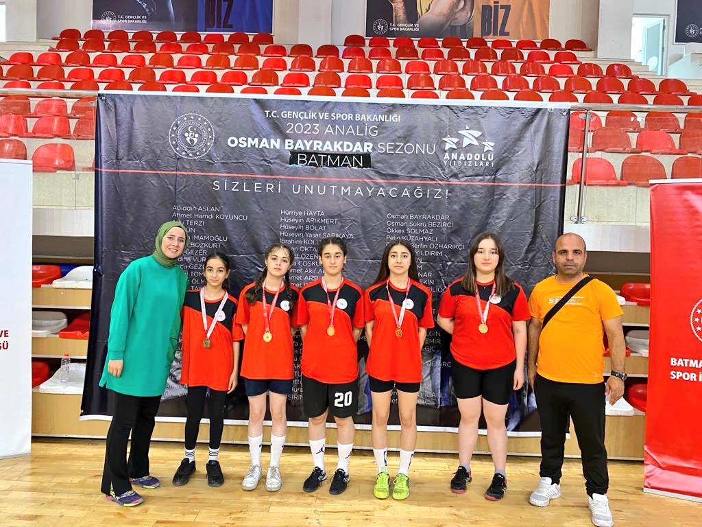 GSB_Gaziantep's tweet photo. Batman'da düzenlenen #2023AnadoluYıldızlarLigi Osman Bayrakdar Sezonu Badminton Grup Müsabakalarında, #Gaziantep Badminton takımımız grubu lideri olarak tamamlayıp çeyrek finale katılmaya hak kazandı.
Tebrikler...👏 https://t.co/zMpFdlOhv8