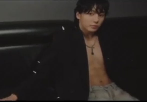 Kimtae_38's tweet photo. 🔥🔥🔥 #JungKook_Seven https://t.co/LiEnDFLuPr