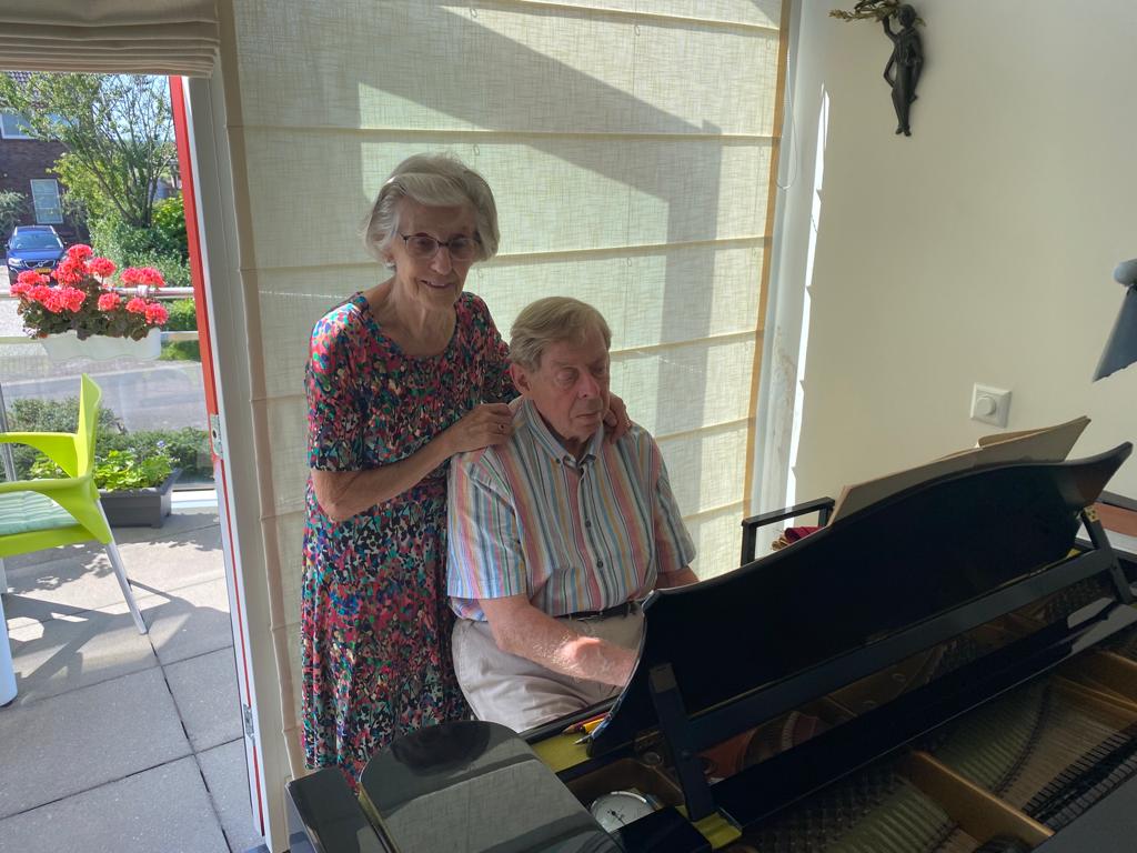 Burgemeester Heijstee feliciteerde in Hoogmade 't echtpaar Overdevest met hun 60-jarig huwelijk. Al die jaren delen zij lief &amp; leed met elkaar en hun  (klein)kinderen. Hij was z'n hele leven kerkorganist/ dirigent; zij woonden waar kerk &amp; orgel hen bracht. Een échte twee-eenheid!