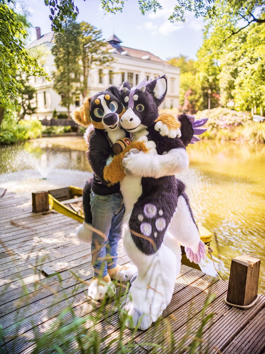 ignituswillion's tweet photo. Look at this beautiful weather outside on this #FursuitFriday. Its #floptastic... Me and my dear Elex (@aphinion❤️) enjoying it the fullest due to the Help of amazing Photos from @CaptainChaotika! 🤗
Both Suits are done by @SchneeCreations! :3
Also I should Safe some People... https://t.co/Wxb5agsKt5