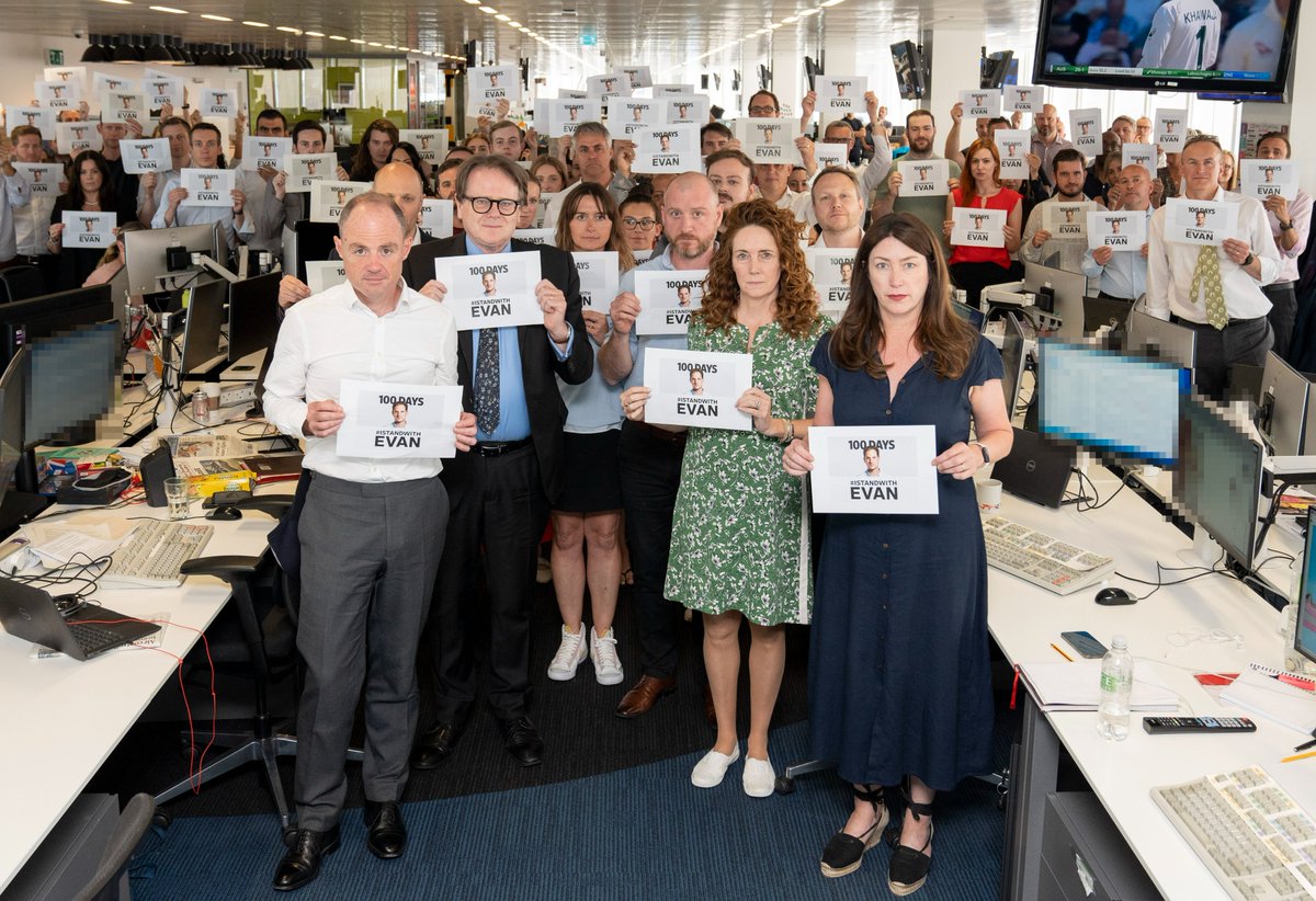 Today staff at The Sun newsroom stand in solidarity with @WSJ reporter Evan Gershkovich. He has now been wrongfully detained for 100 days in Russia on trumped-up charges of 'espionage' and must be freed NOW. #IStandWithEvan