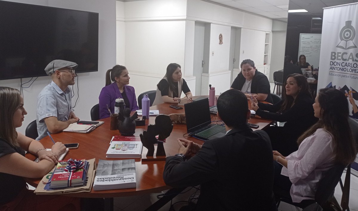 📸 La nueva comisión directiva 2023-2025 de la <a href="/aso_becal/">ASO BECAL</a>, compuesta por exbecarios de #BECAL, se reunió con la coordinadora general del Programa <a href="/AndreaMPicaso/">Andrea Picaso</a> para definir líneas de acciones de trabajo conjunto; así como establecer puntos focales y de contacto entre las partes.