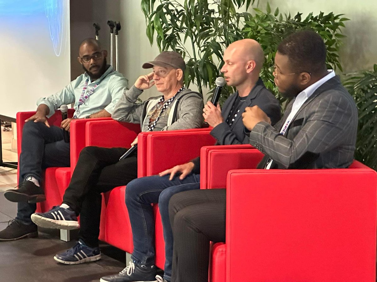 🌟 At #MACVIA at Université Laval. A deep dive into the achievements, advances and limits of AI in art and culture. Lectures, hands-on workshops and panel discussions.  An enriching experience. 🤩🔬 #MACVIA #SeymourCreation #IA #Debate #Enrichment #MélinAfroCaribéenne