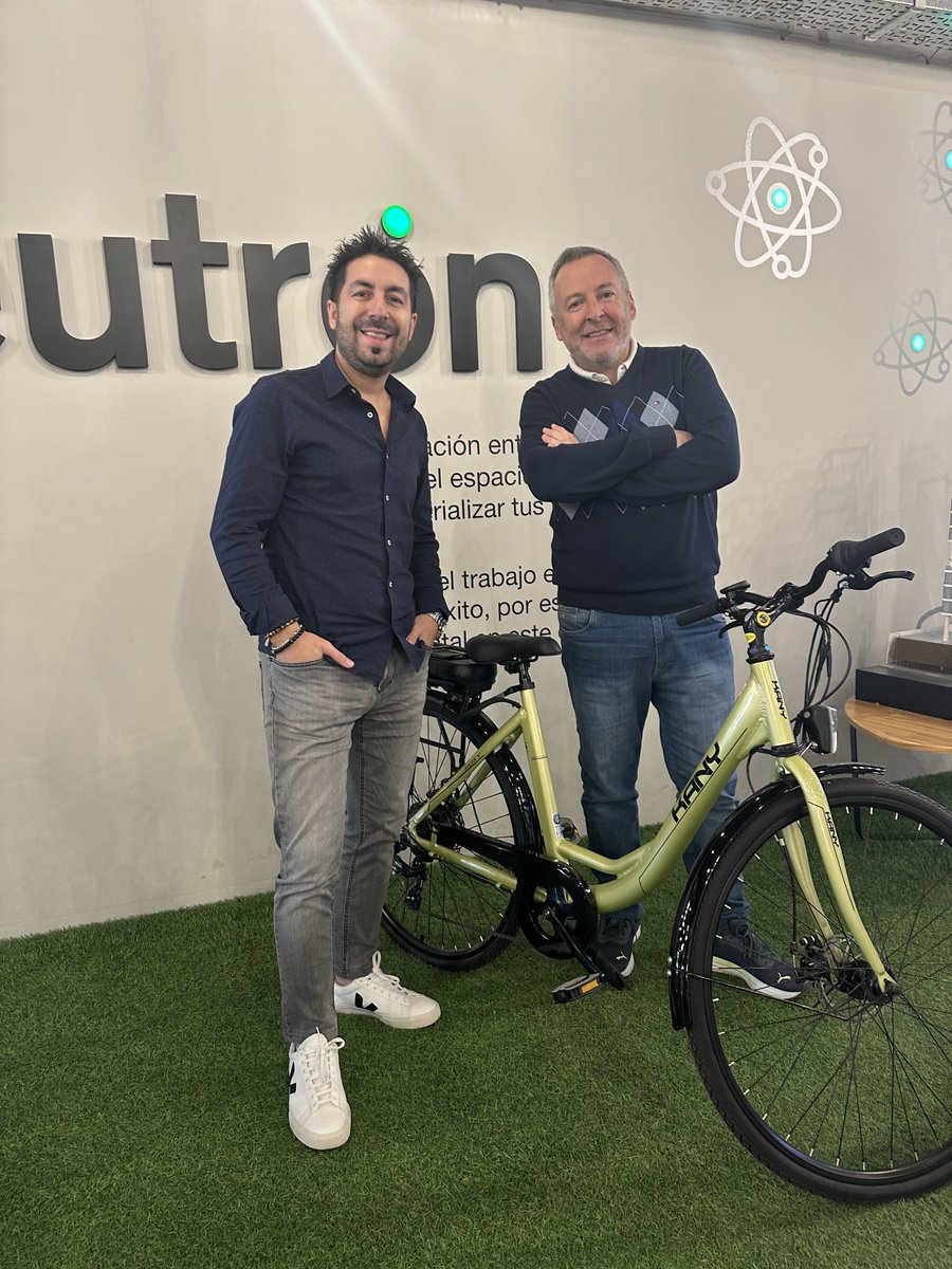 MartinSalaMdp's tweet photo. mira con quien me encontré de visita por las oficinas del ⁦@GrupoNucleoAr⁩, con Mauro Guerrero 

mira el “nano satélite”👇

muy interesante conversación sobre electro movilidad urbana 

#VamosMardelPlata👍🇦🇷

⁦@RevistaCentral1⁩ ⁦@carinabadino⁩ ⁦@pepebasko⁩ https://t.co/g2pHk30TX3