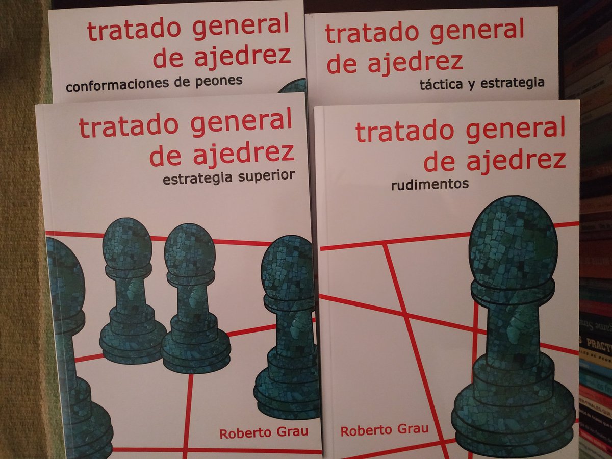 capakhine's tweet photo. 📚 RETO 365 LIBROS de AJEDREZ #44

"Tratado general de ajedrez" de Roberto Grau.       

Estos cuatro tomos han servido para que miles de aficionados al ajedrez entiendan mucho mejor nuestro juego, sus diferentes facetas, y consigan un buen nivel.

Son todo un clásico de la literatura ajedrecística, no hay excusa para el buen aficionado que no lo tenga en su biblioteca.

Los 4 tomos son muy útiles, aunque yo siempre he sentido debilidad por el de estructuras de peones.

Imprescindibles.

 #365LibrosDeAjedrez