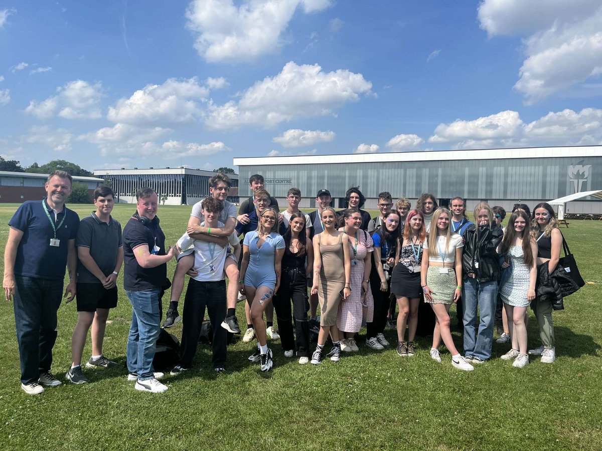 SchoolLongcroft's tweet photo. Our @SchoolLongcroft Year 12 students enjoyed their visit to @UniOfHull for the #ThisisHull event! @ucas_online @HullUniScience @HullUniEvents @HullUniUnion @HullUniCareers @DramaHullUni @HULLPSY #inspiration #Careers #iag https://t.co/Ot0RtyHeGj