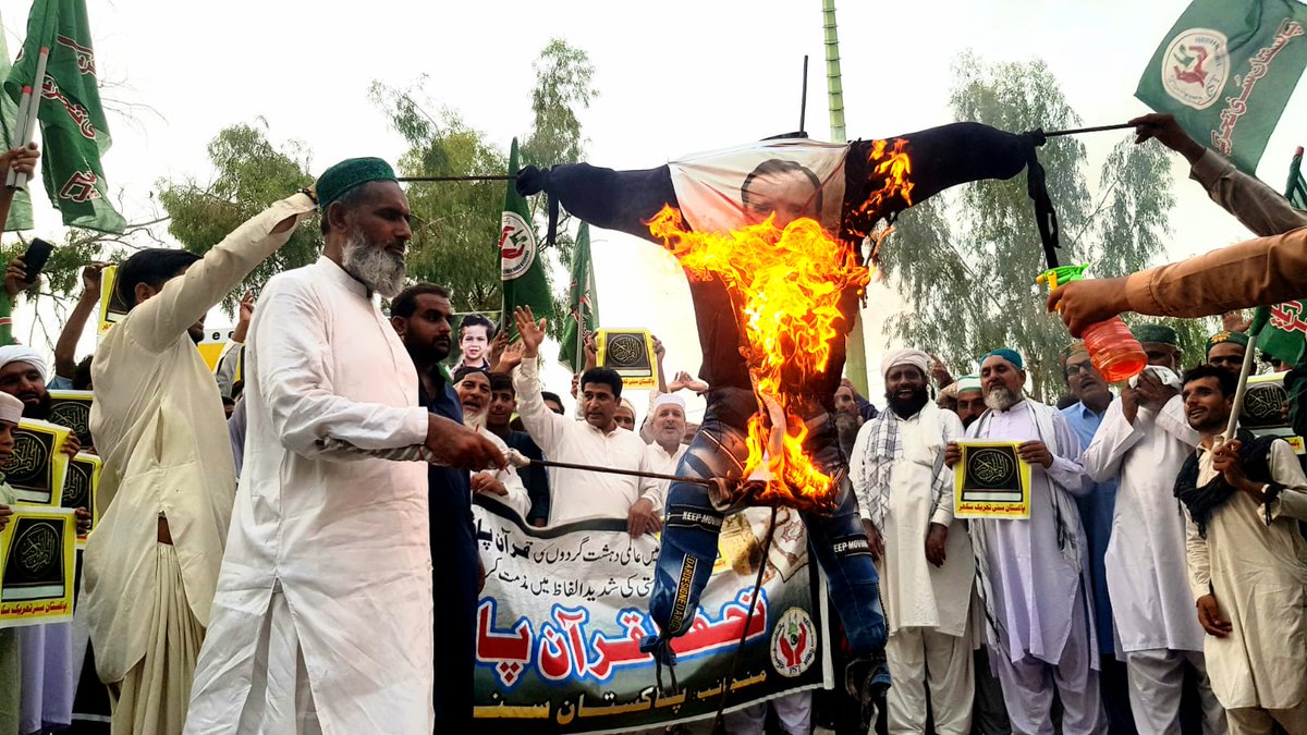 پاکستان سنی تحریک کے صوبائی صدر سندھ  علامہ نور احمد قاسمی سویڈن کے صدر کا پتلا نظر آتش کرتے ہوئے
#تحفظِ_قرآن_ہمارا_ایمان
#JoinPST