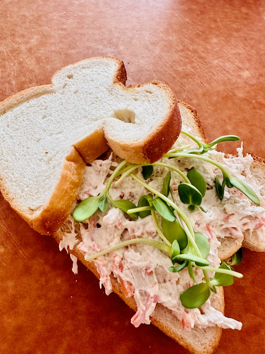 FreshGreens2Go's tweet photo. HELLO FOODIE FRIDAY! Thanks Carissa for sharing your Chicken Salad Sammich with sunnys! How do you eat your greens? #chickensaladsammich #sunflowermicrogreens #foodiefriday #showmeyourmicrogreens https://t.co/AC1l5IZwyA