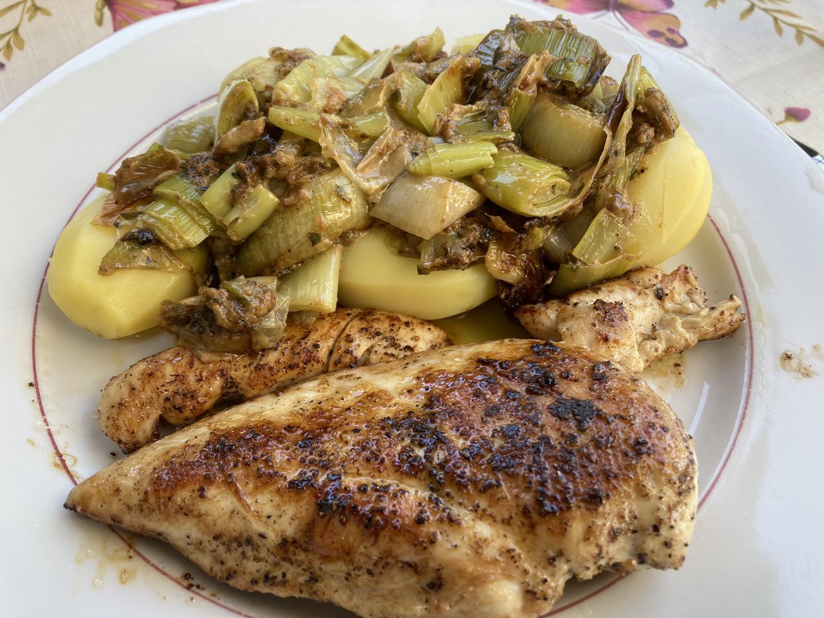 GeorgAlbrecht1's tweet photo. heute zum ersten Mal #Porree gemacht. schon nicht schlecht fürn Anfang. 😋 https://t.co/wgUMk07E9J