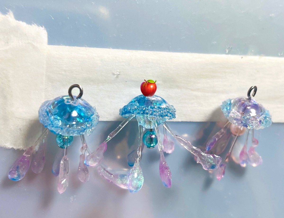 apfel_Candy01's tweet photo. #海月のピアス #海月 #レジンアクセサリー #レジン作品 #レジン #海の生き物 #凛檎飴ちゃん #レジン作家 #lanoshka  

★早く販売したいよぉ〜★😂😂

⚠️量産中⚠️(笑) https://t.co/dporE5dsG7